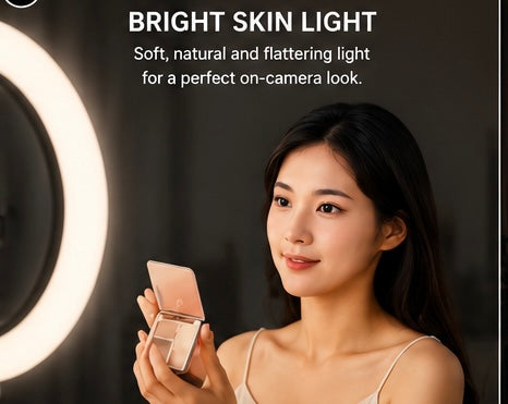 Fată folosind AETHRIX HaloLight pentru makeup și iluminare profesională pentru content creation